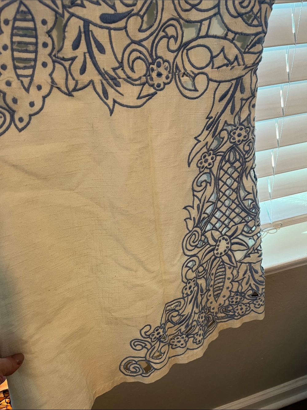 Alice + Olivia White Mini Dress with Blue Embroidered Motif - Picture 4 of 8